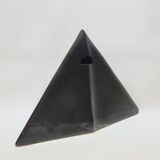 Vase soliflore en céramique noire pyramide ou raie manta design