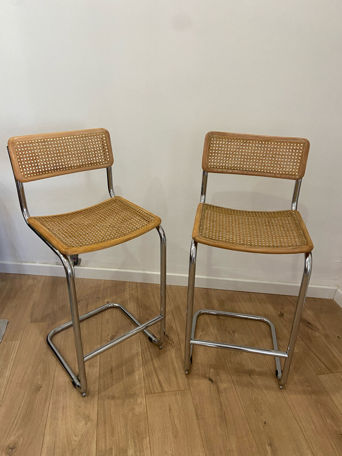Tabourets de Bar Cesca par Marcel Breuer.