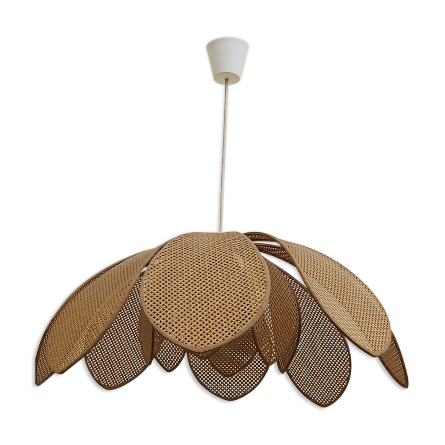 Lotus flower suspension in vintage cannage