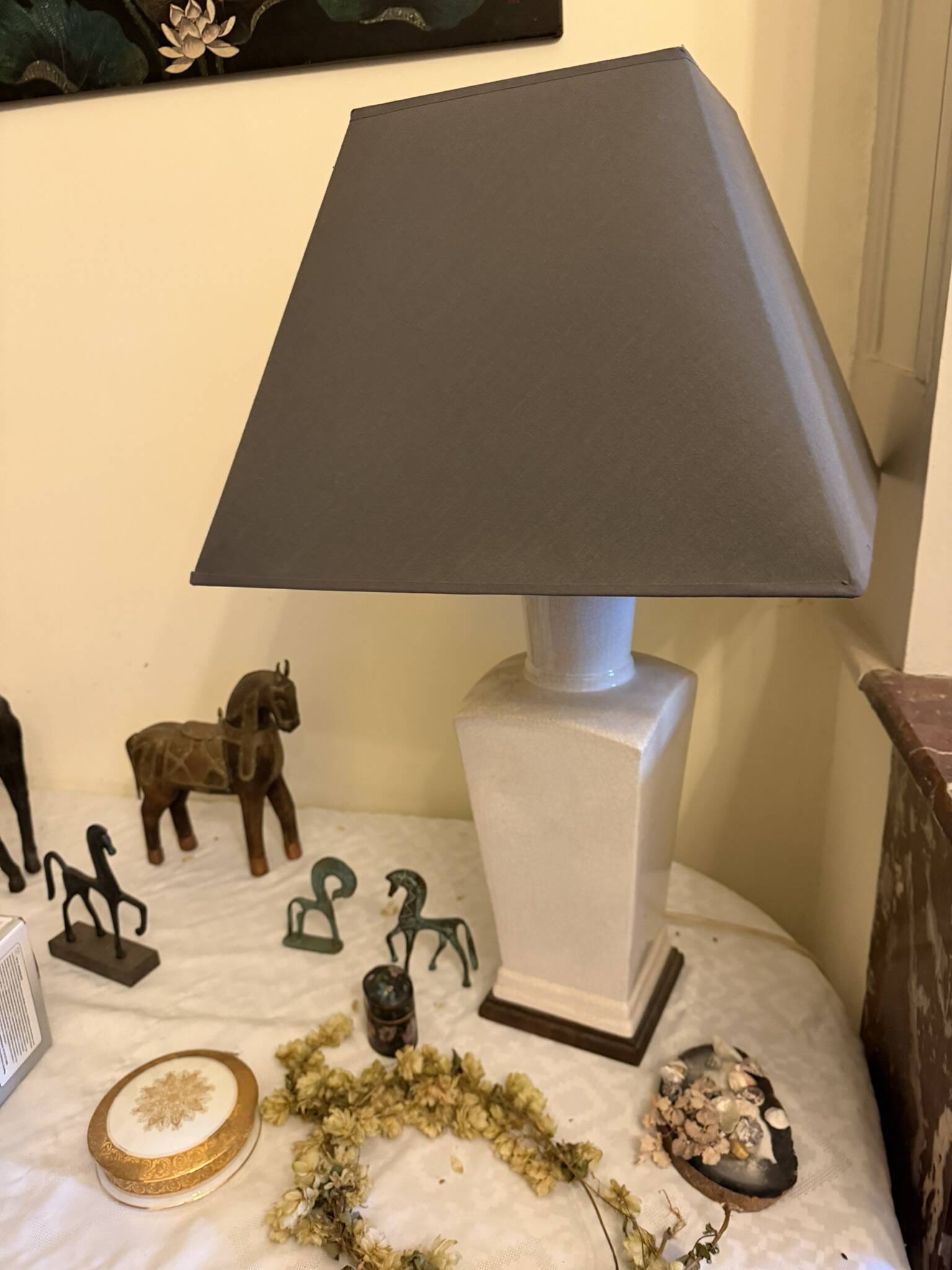 Cracked white ceramic lamp