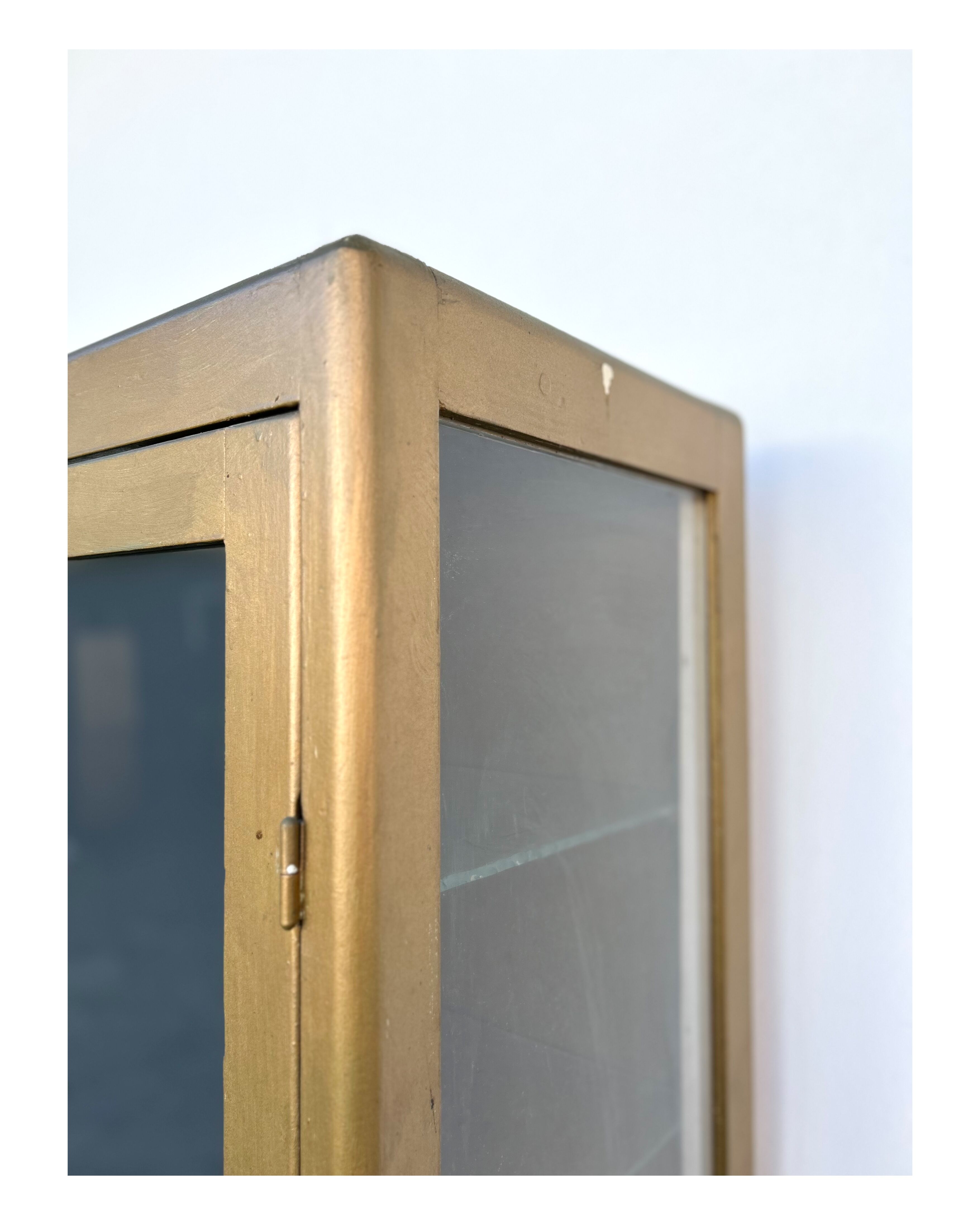 Pharmacy display cabinet