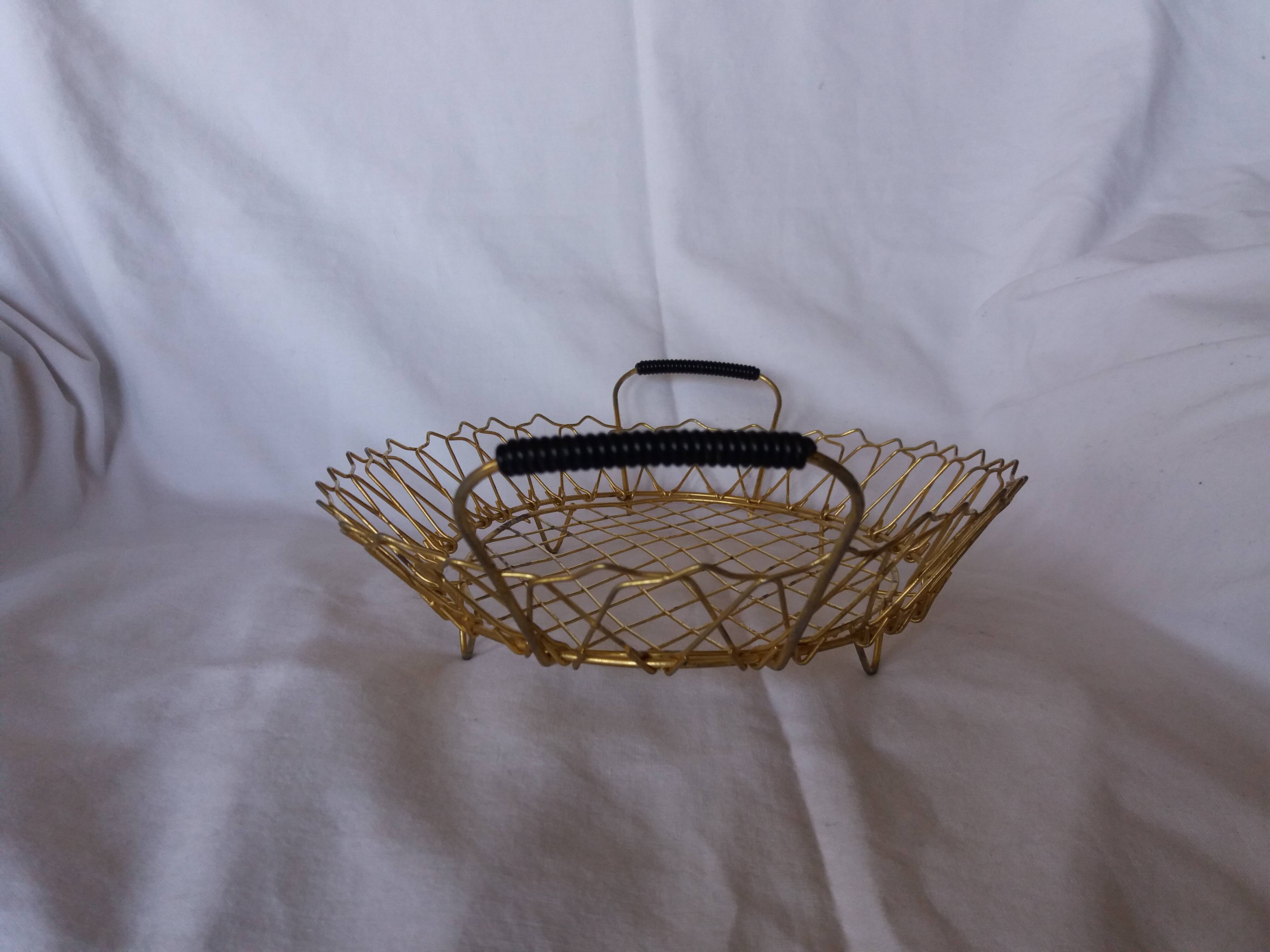 Flat gold metal and scoubidou basket basket