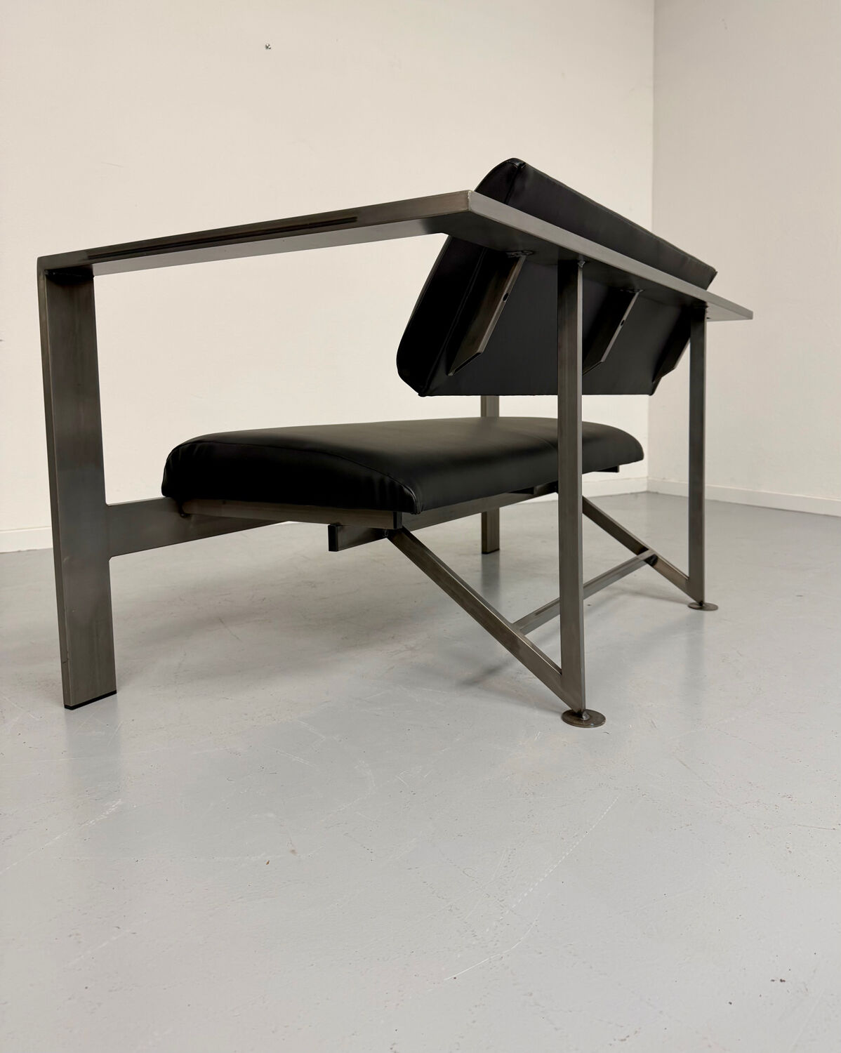 Salon brutaliste fauteuils simili métal design Karl Friedrich Forster