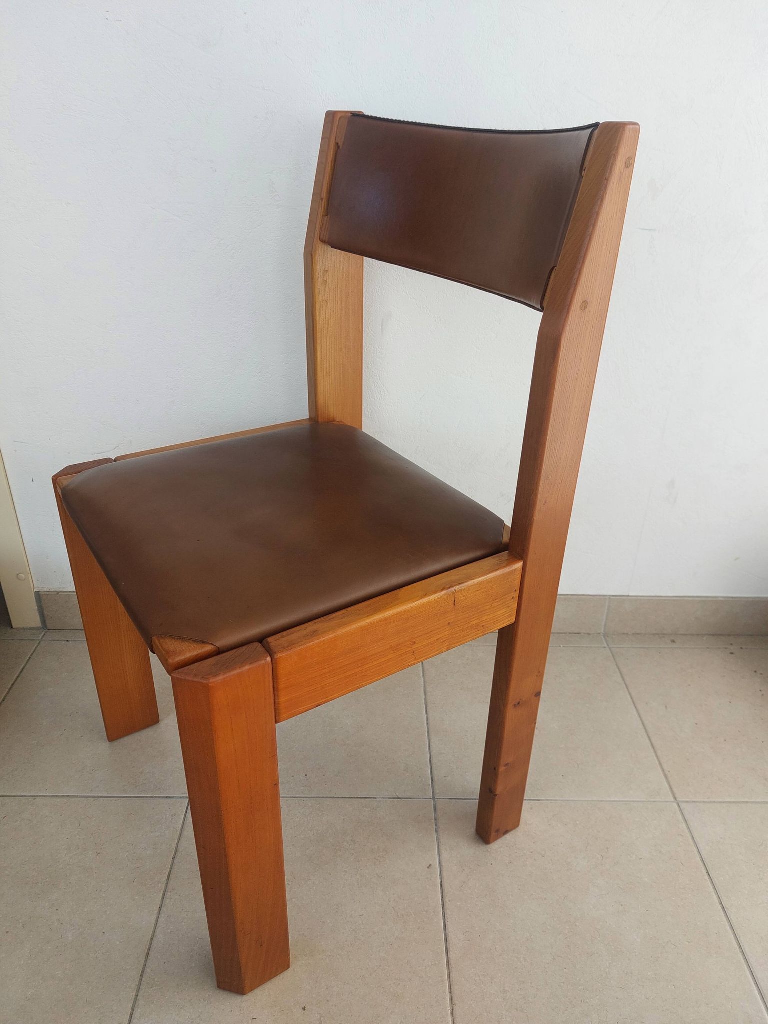 Suite de 6 chaises Luigi Gorgoni – Roche Bobois – Orme massif & Cuir – Vint
