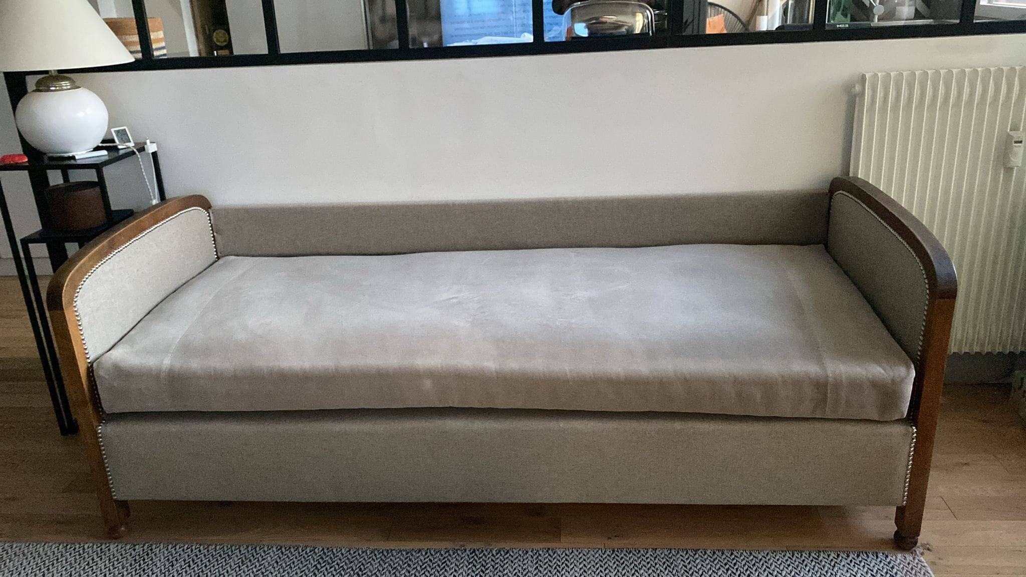 Elegant antique Napoleon III chaise longue – solid wood & beige velvet