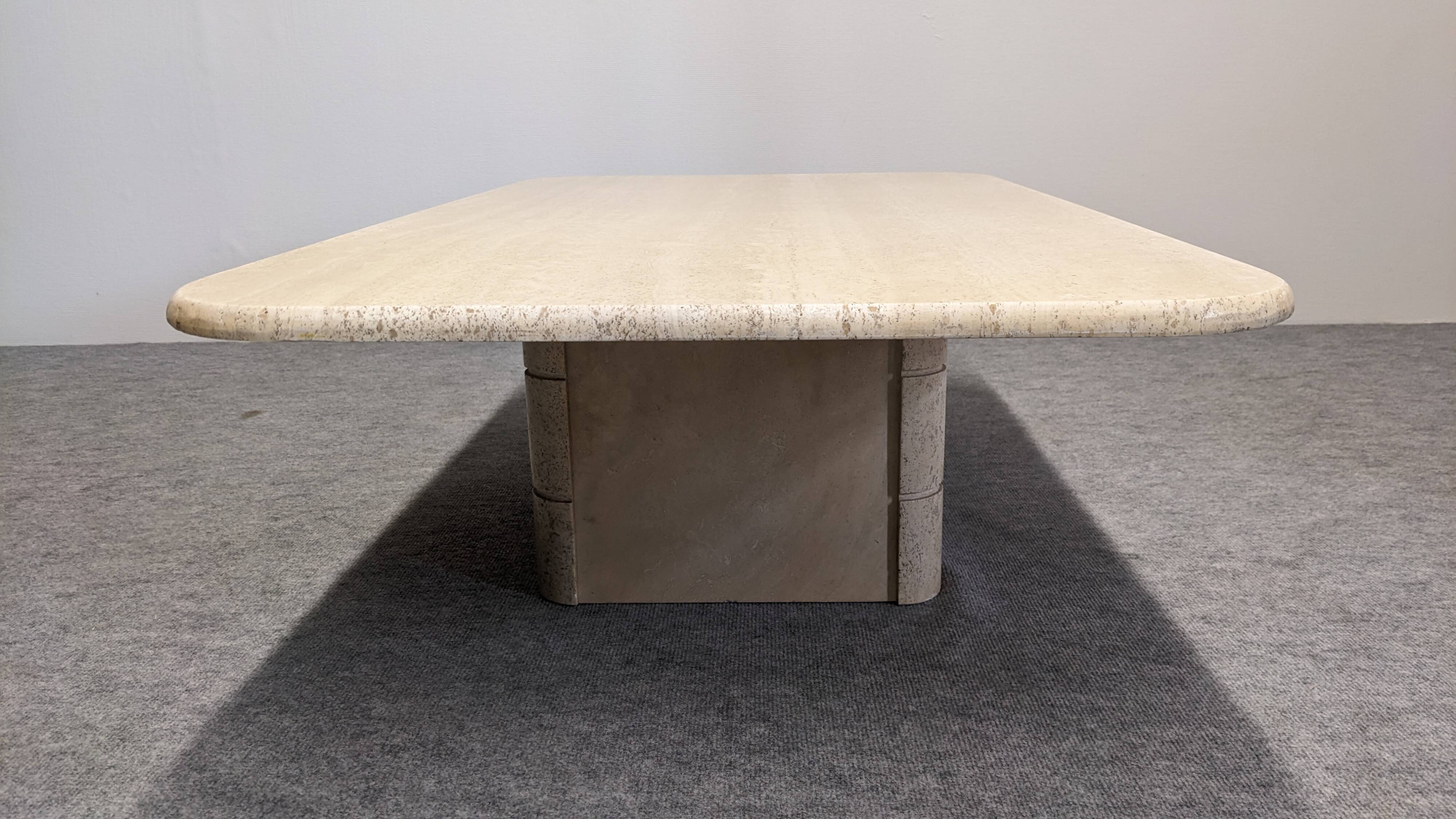 Table basse minimaliste en travertin, Italie vers 1970