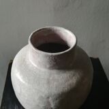 Vase en céramique à couverte blanche crouteuse et craquelée,
