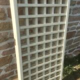 Off-white claustra screen