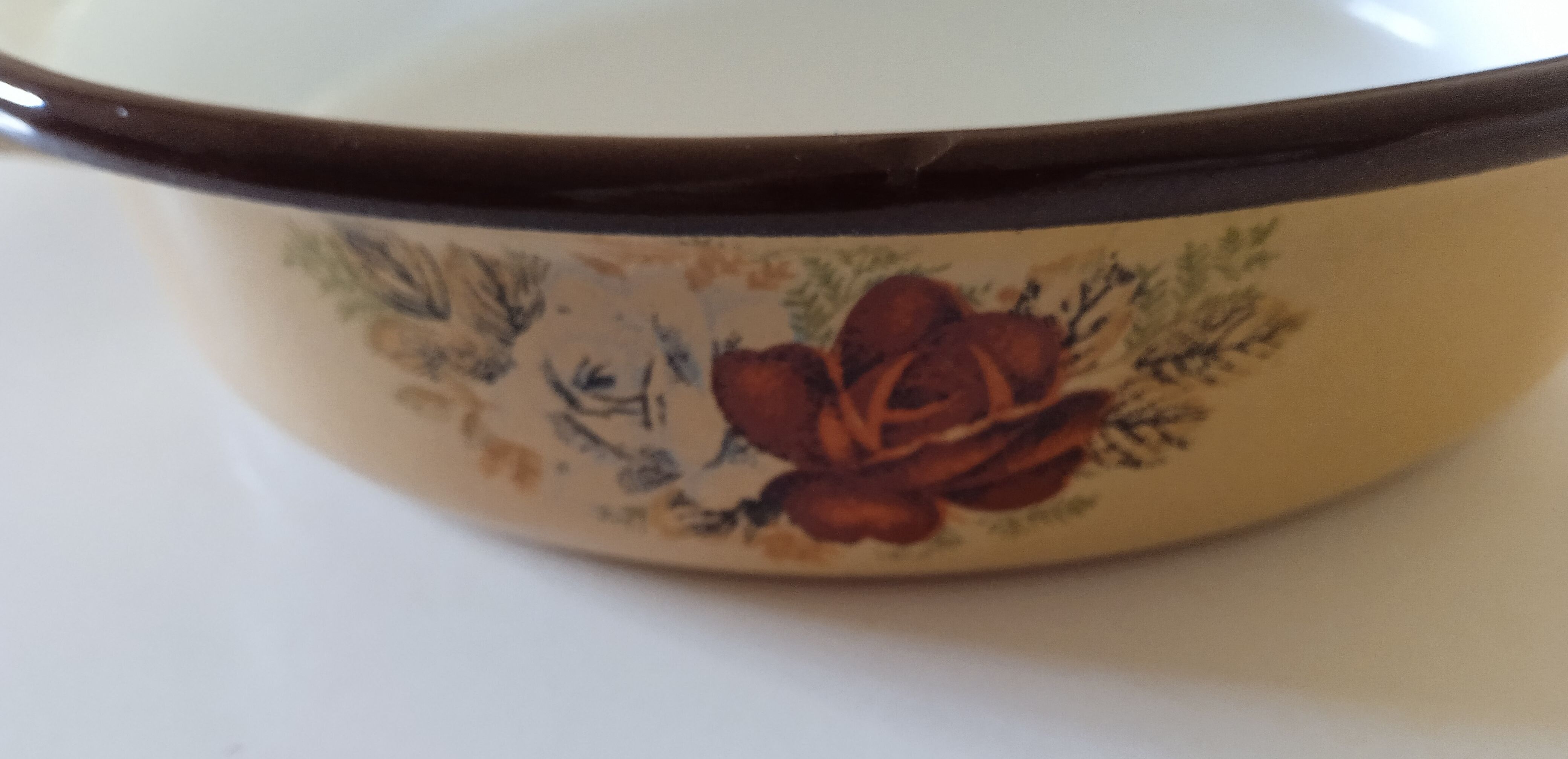 Egg dish in steel enamelled decorations Vintage