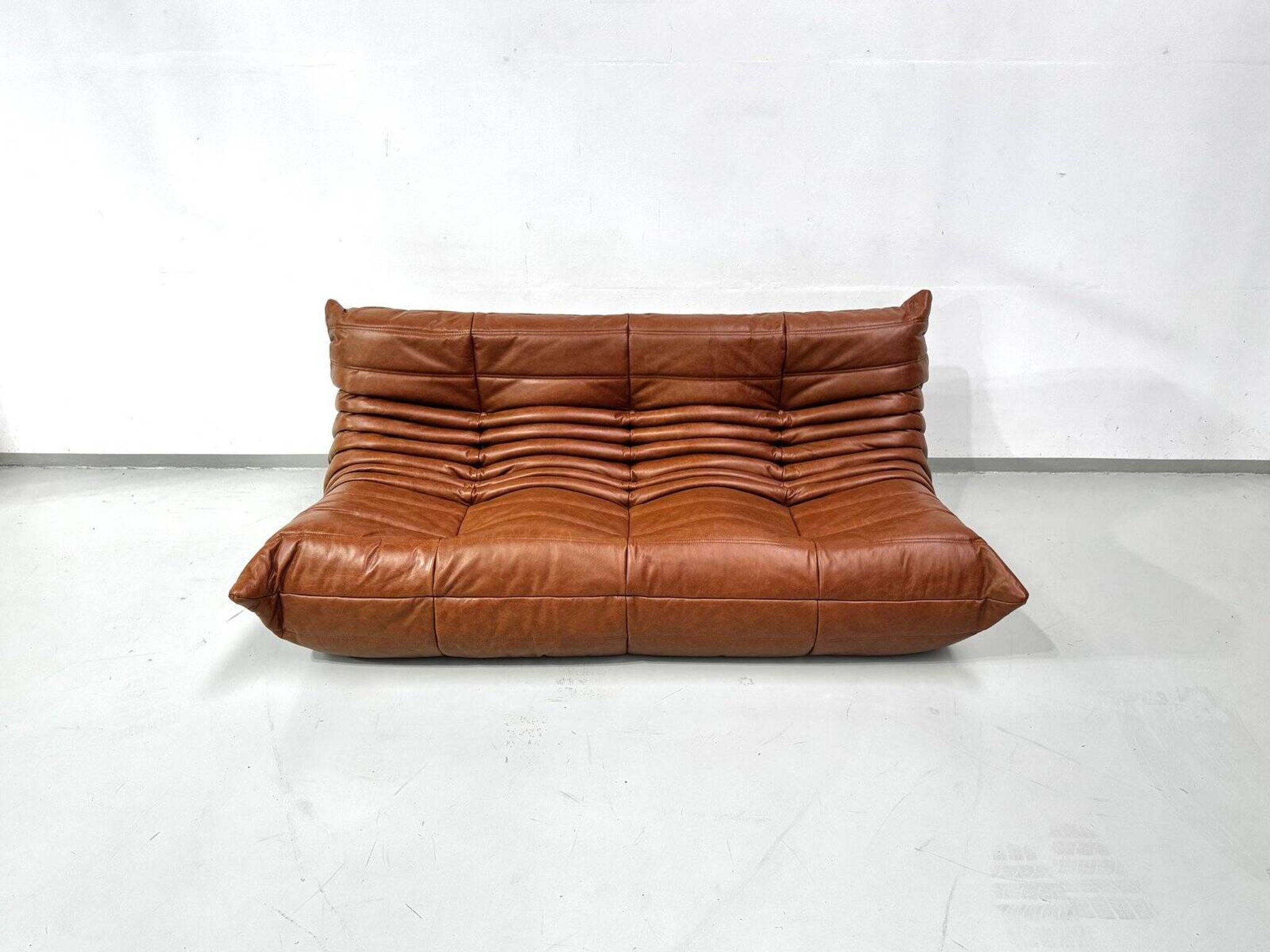 Sofa Togo en cuir cognac attribué à Michel Ducaroy pour Ligne Roset.