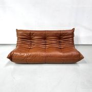 Sofa Togo en cuir cognac attribué à Michel Ducaroy pour Ligne Roset.