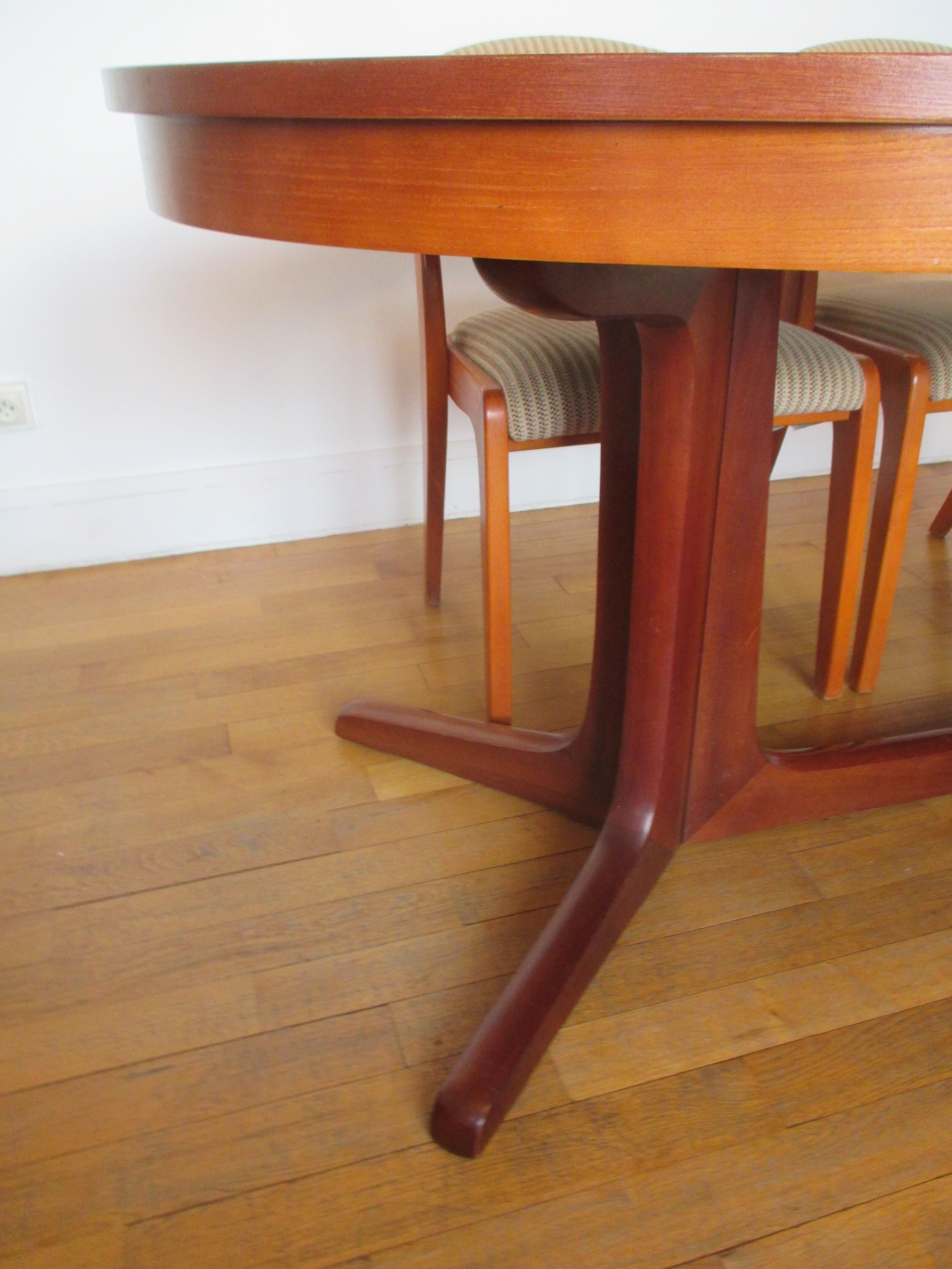 Baumann oval table