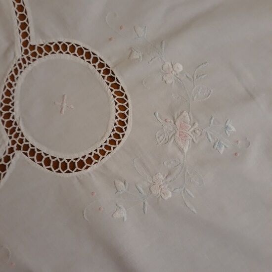 White tablecloth embroidered with lace & days