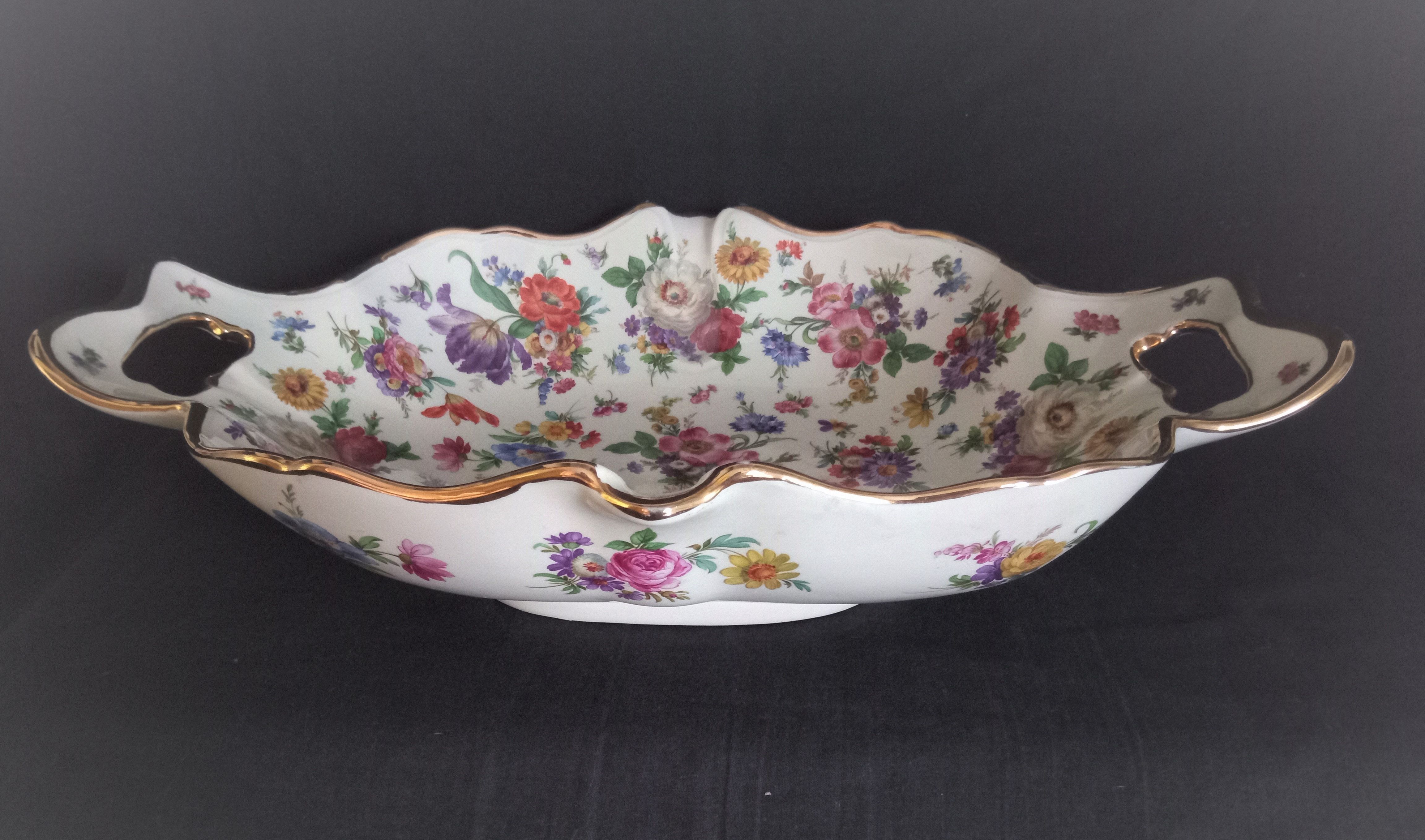 Boch Frères Keralux presentation dish with Saxony flowers