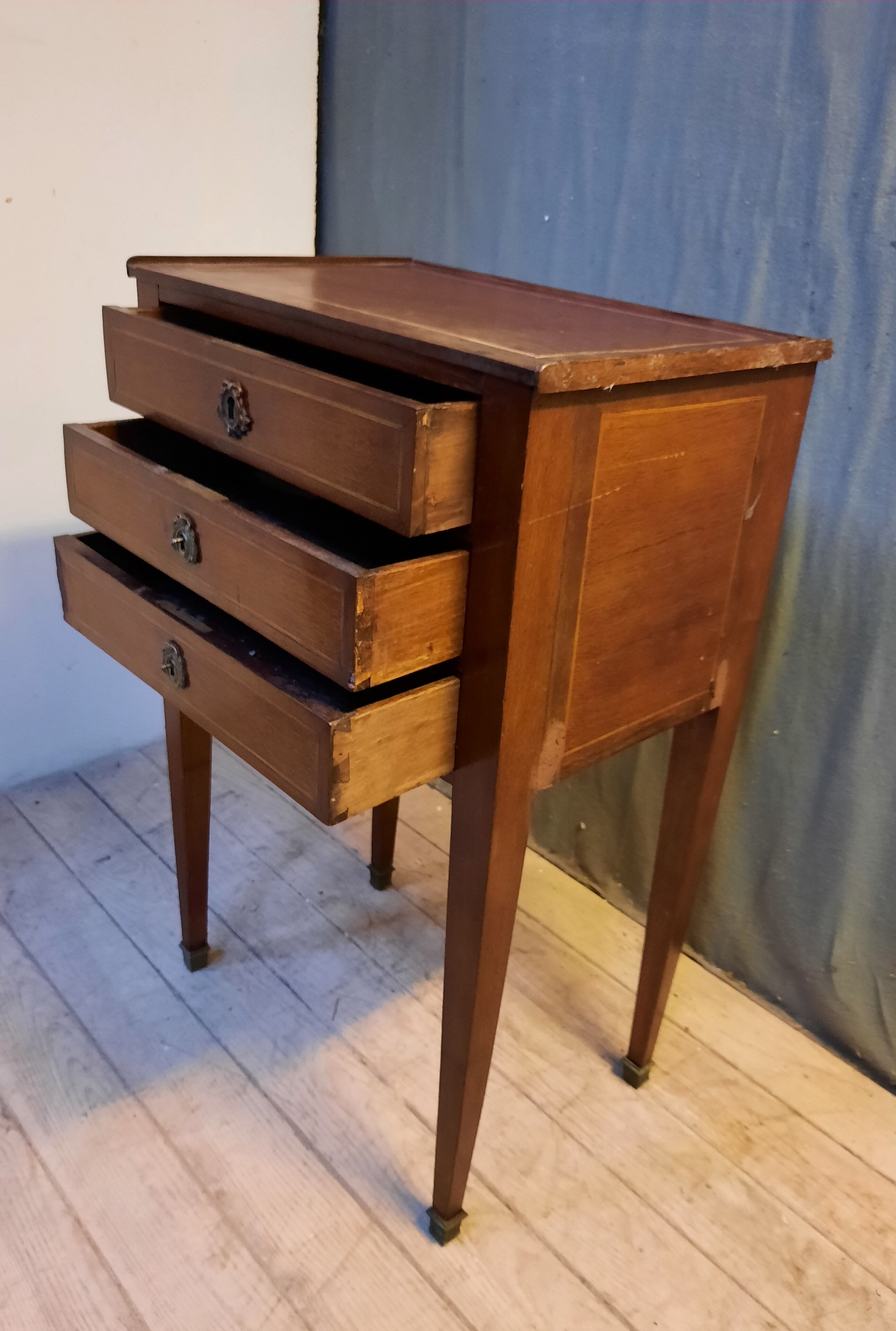 Antique chest of drawers in veneer
