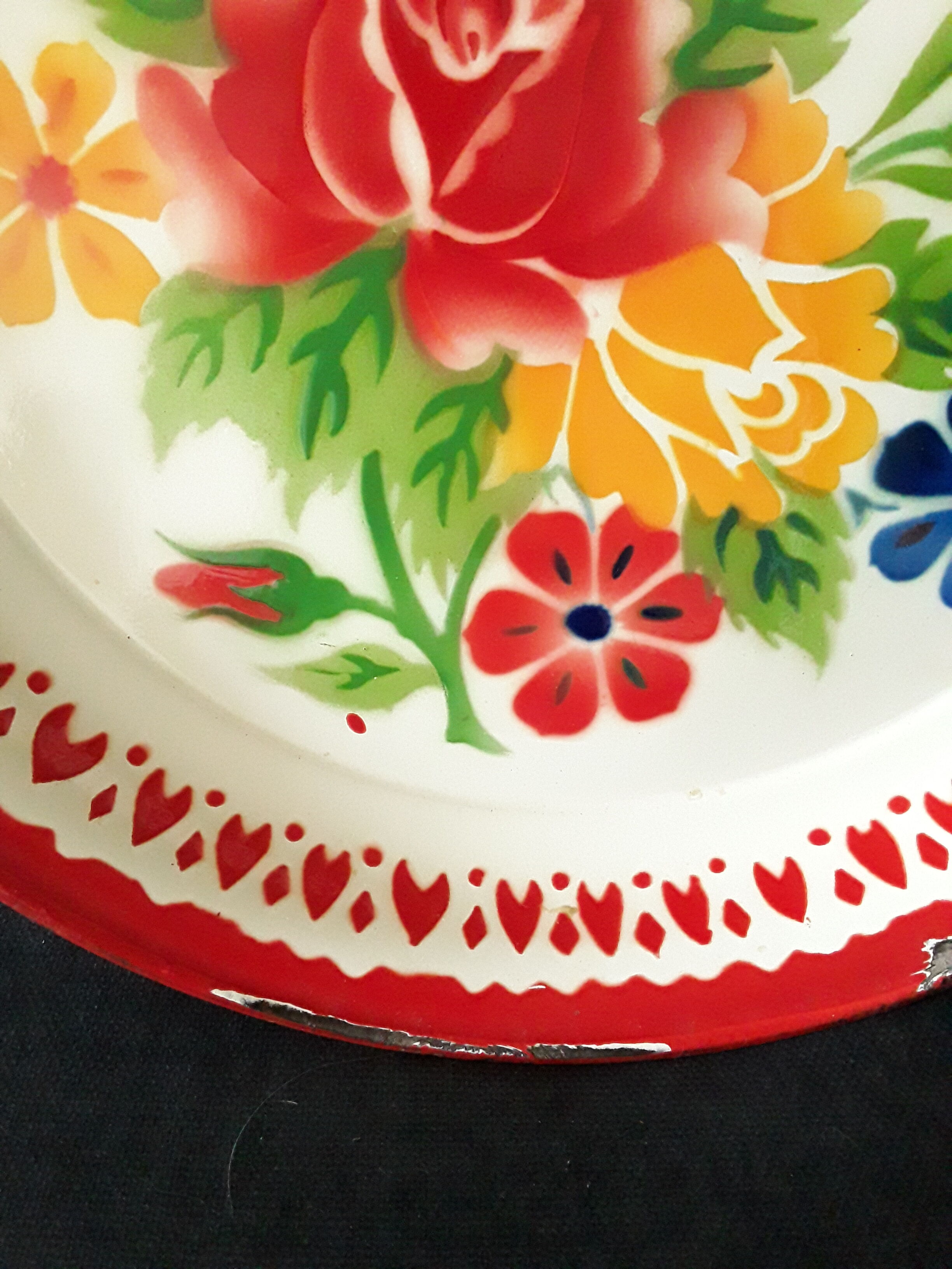 Vintage tray in enamelled sheet metal