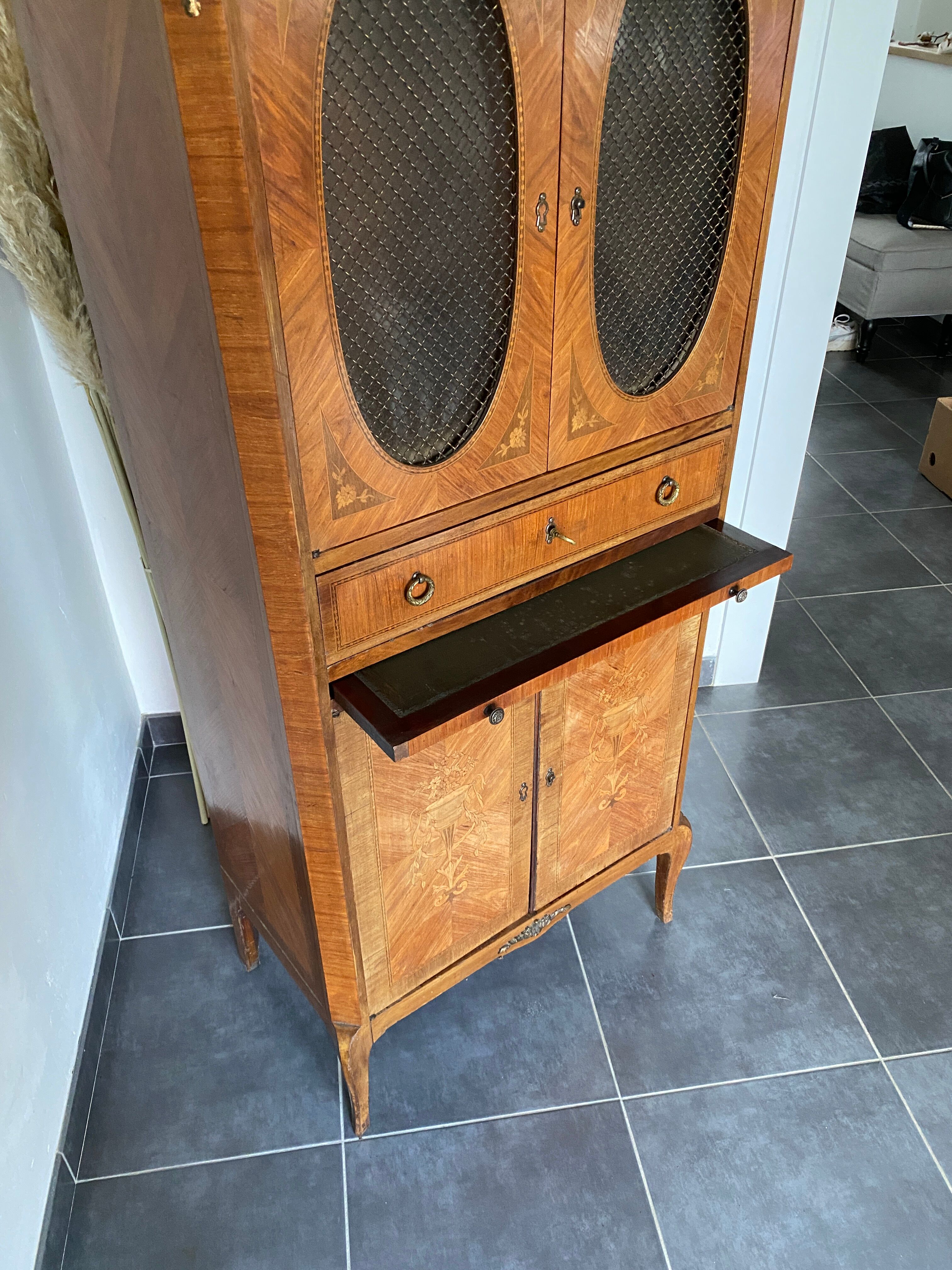 Veneer reading cabinet