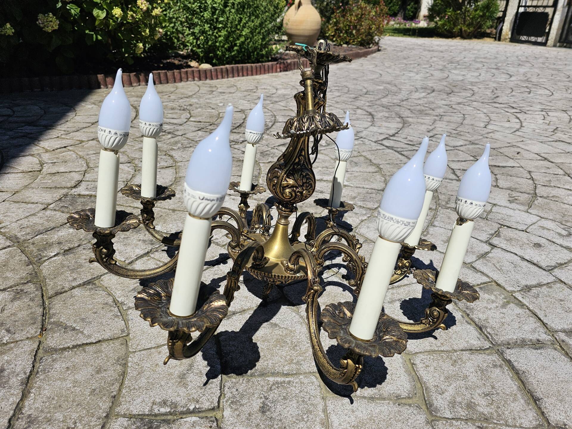Lustre ancien 8 lumières en laiton doré, style Louis XV rocaille
