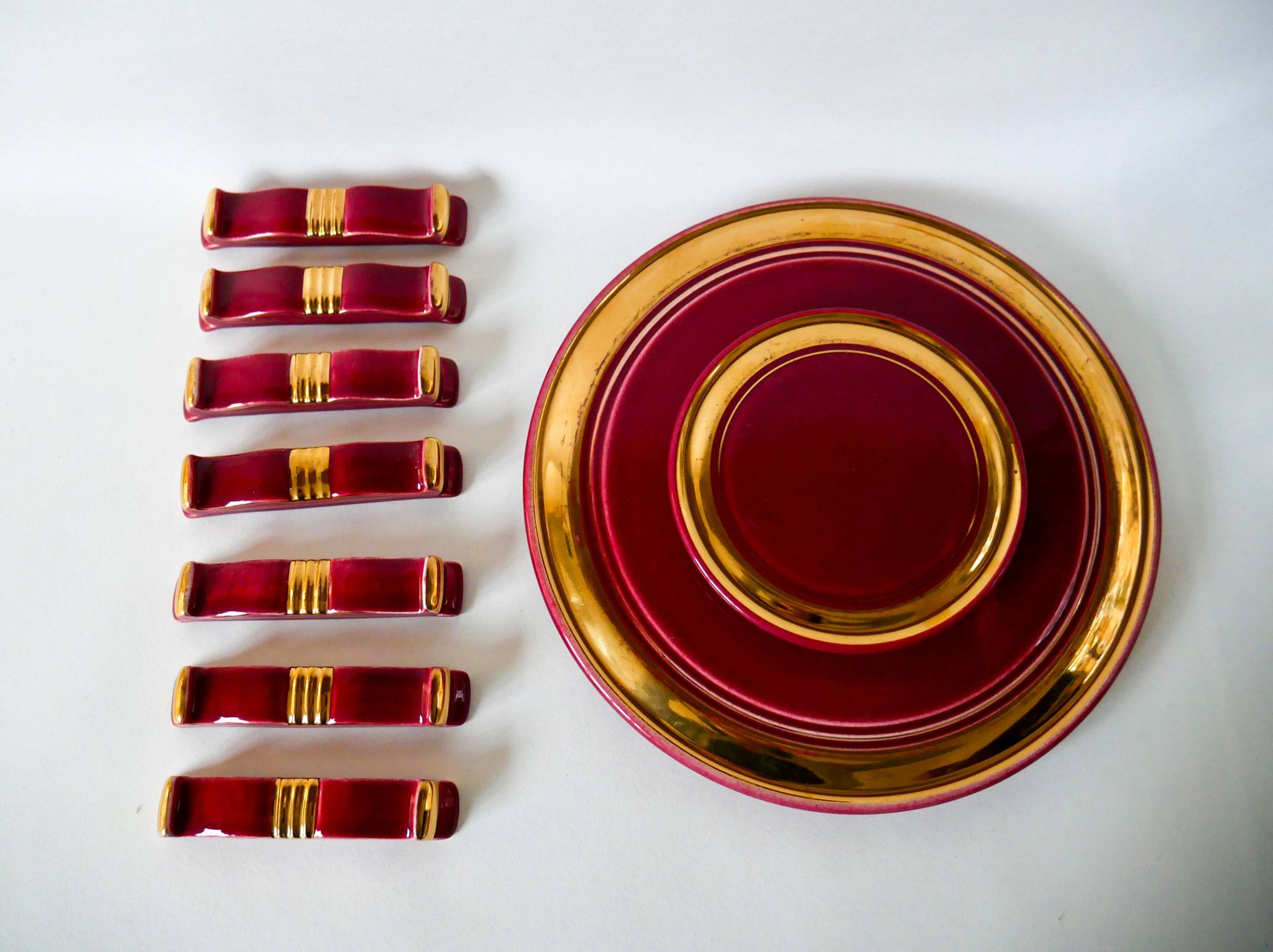 set of trivets, bottle coasters and knife holders in art de cherry-colored ceramic