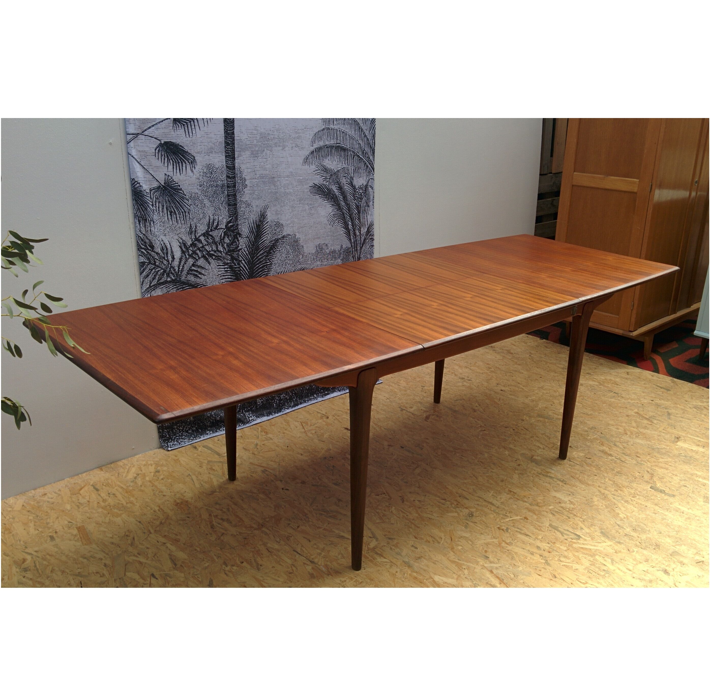 Extendable scandinavian table