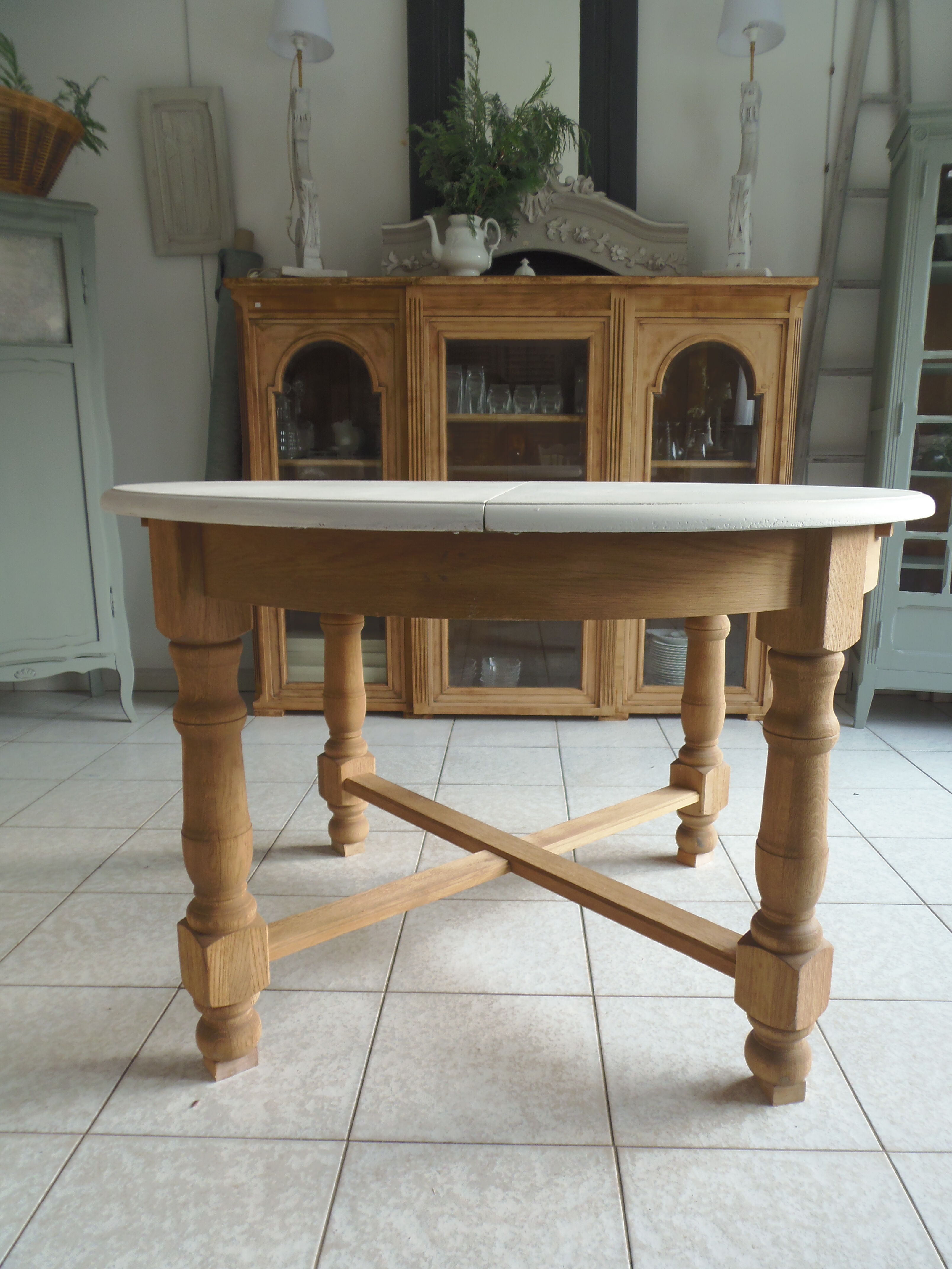 Round table with 1 extension oak base tray and patinated extension pearl gray.