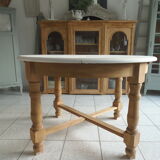 Round table with 1 extension oak base tray and patinated extension pearl gray.