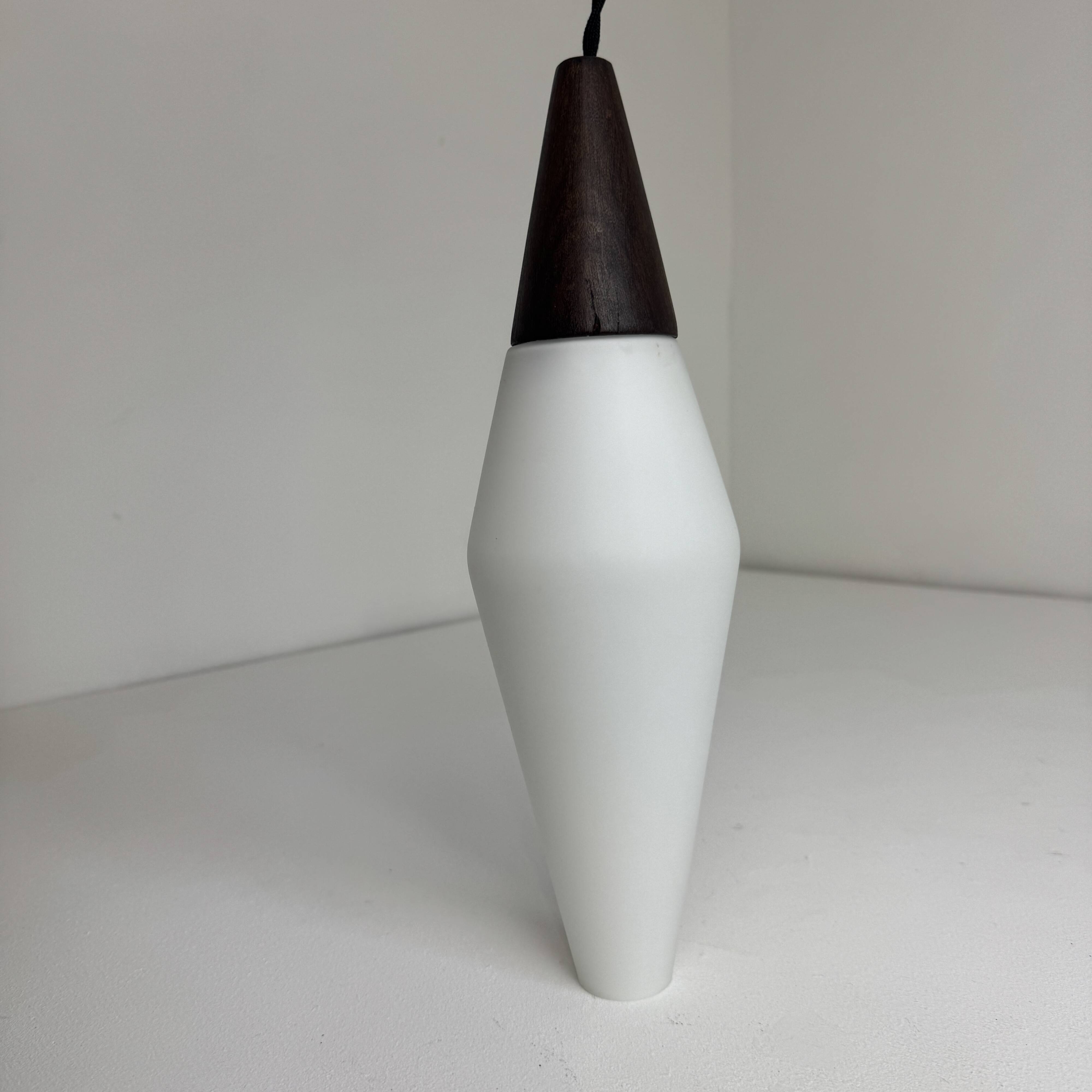 Ancienne suspension scandinave en opaline