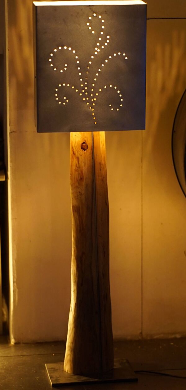 Lampe haut de gamme de style industriel chic – bois de cèdre et métal
