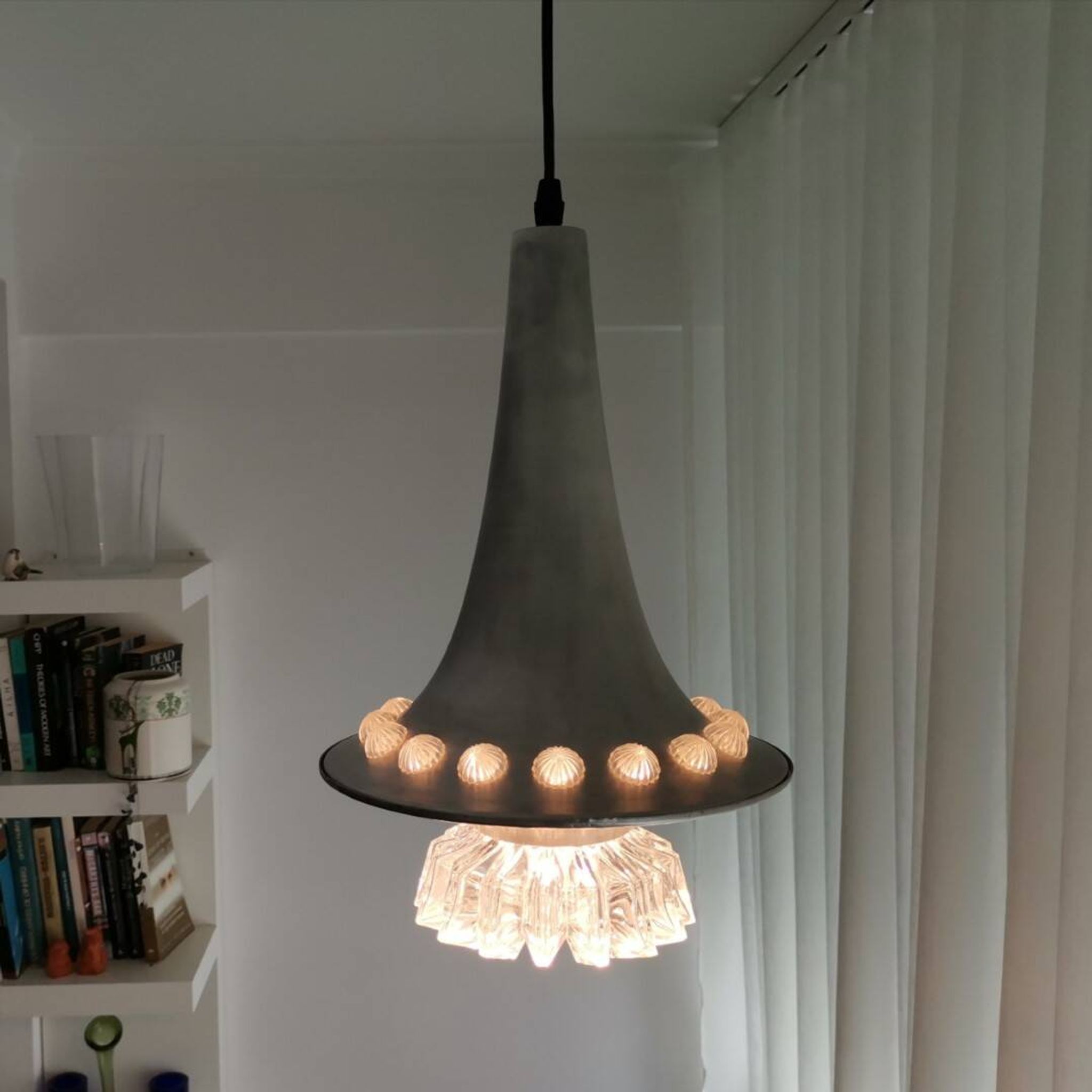 Grande lampe suspendue en aluminium contemporaine