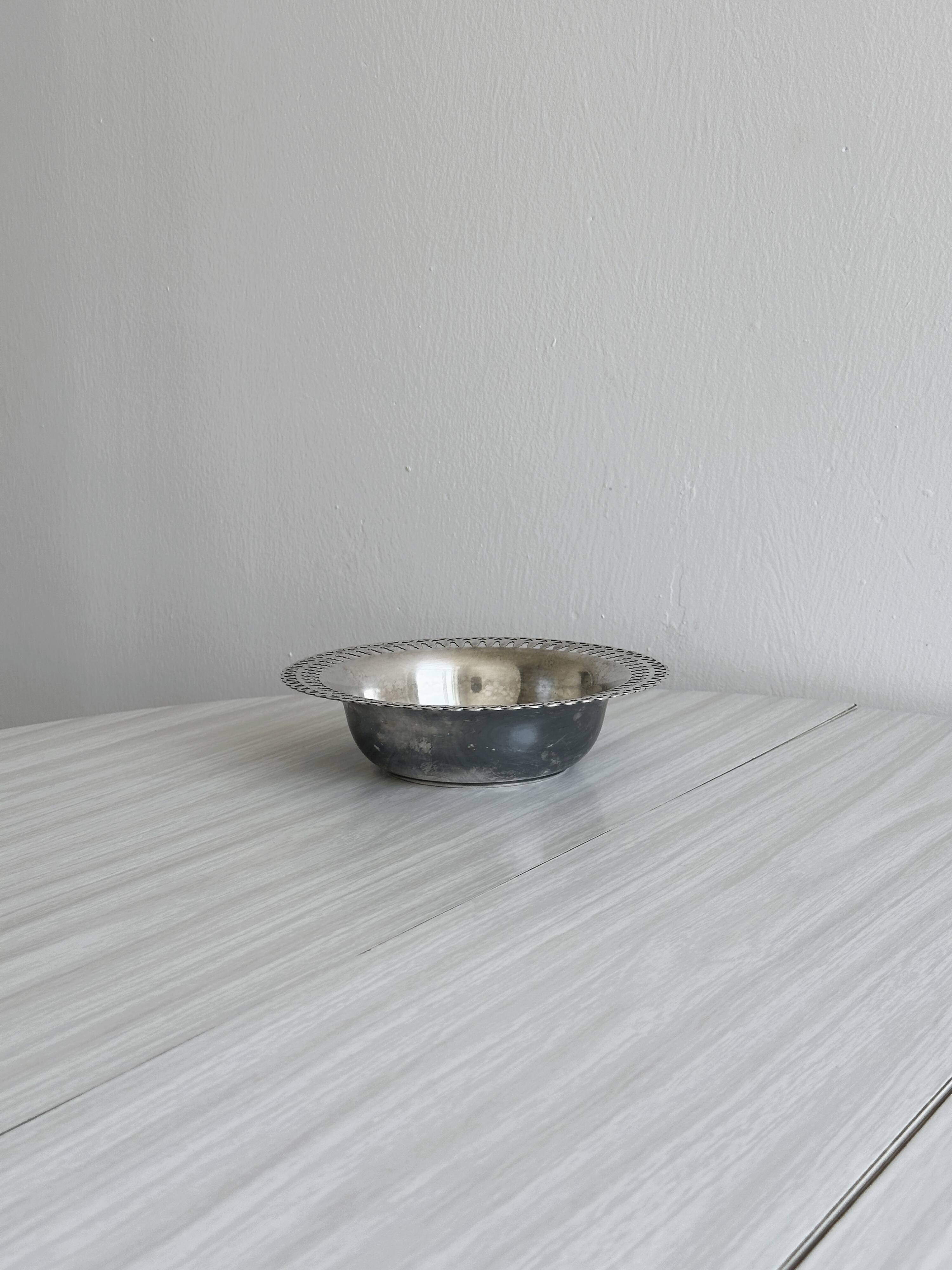 Old dish, old basket