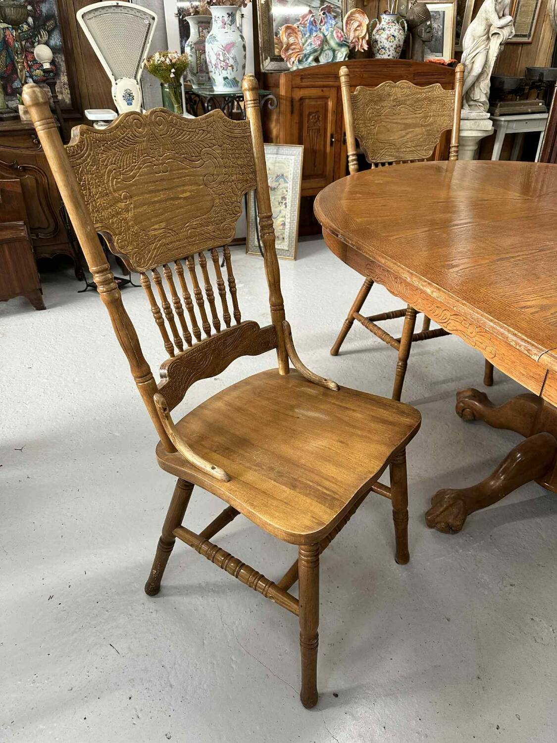 Extendable round table and 4 chairs