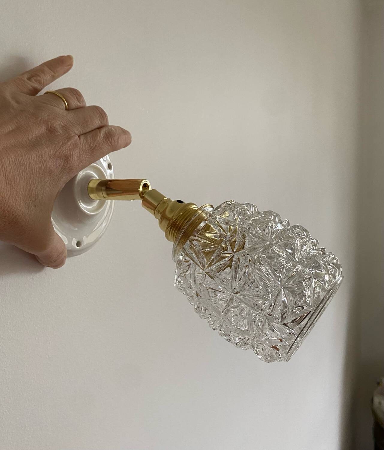 Paire d’appliques murales avec globes vintage en verre