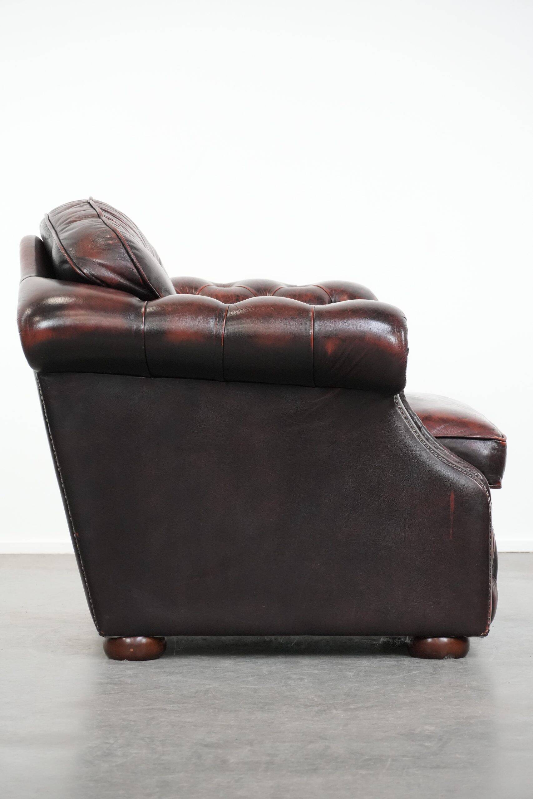 Fauteuil Chesterfield en cuir marbré rouge de style anglais