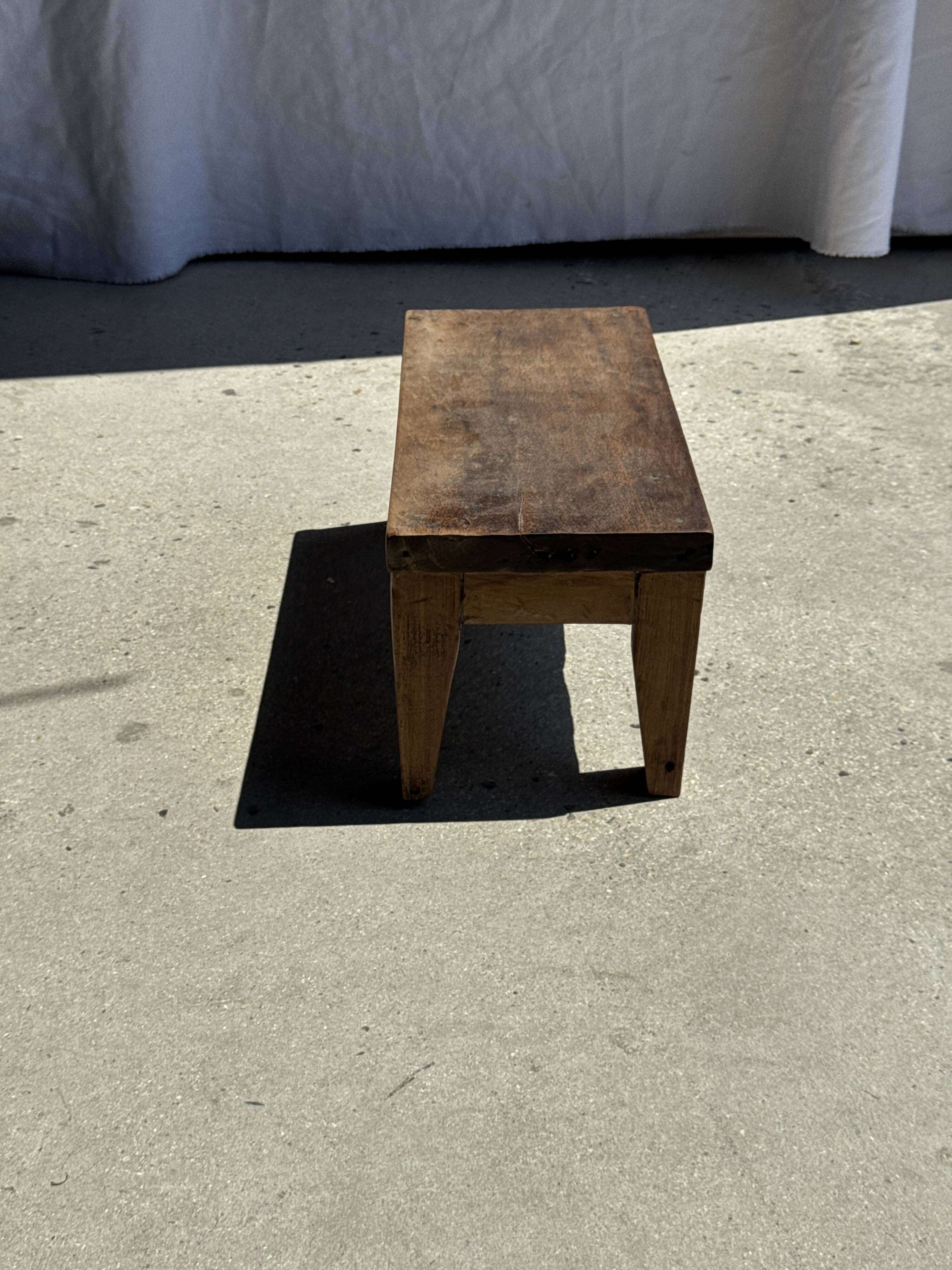 Petit banc en teck ancien rectangulaire quadripode d'Indonésie H20 L45