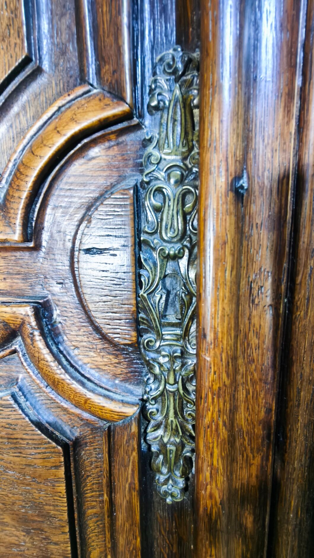Antique 2-door wardrobe in solid oak