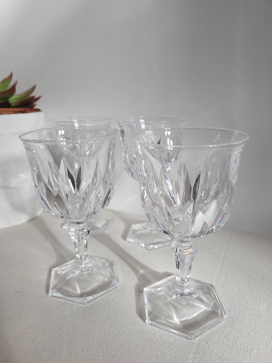 Set of 4 white wine glasses in Chaumont crystal from Cristal d'Arques.