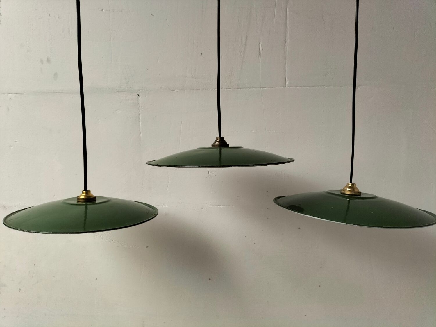 Suspensions in enamelled sheets