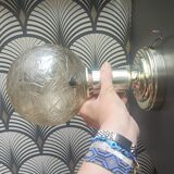 Applique avec globe en verre moulé ambré