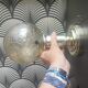 Applique avec globe en verre moulé ambré