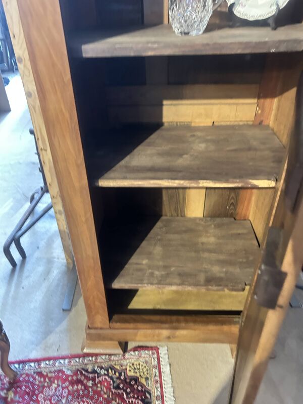Homme debout, armoire 1 porte Louis Philippe
