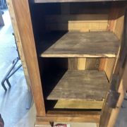 Homme debout, armoire 1 porte Louis Philippe