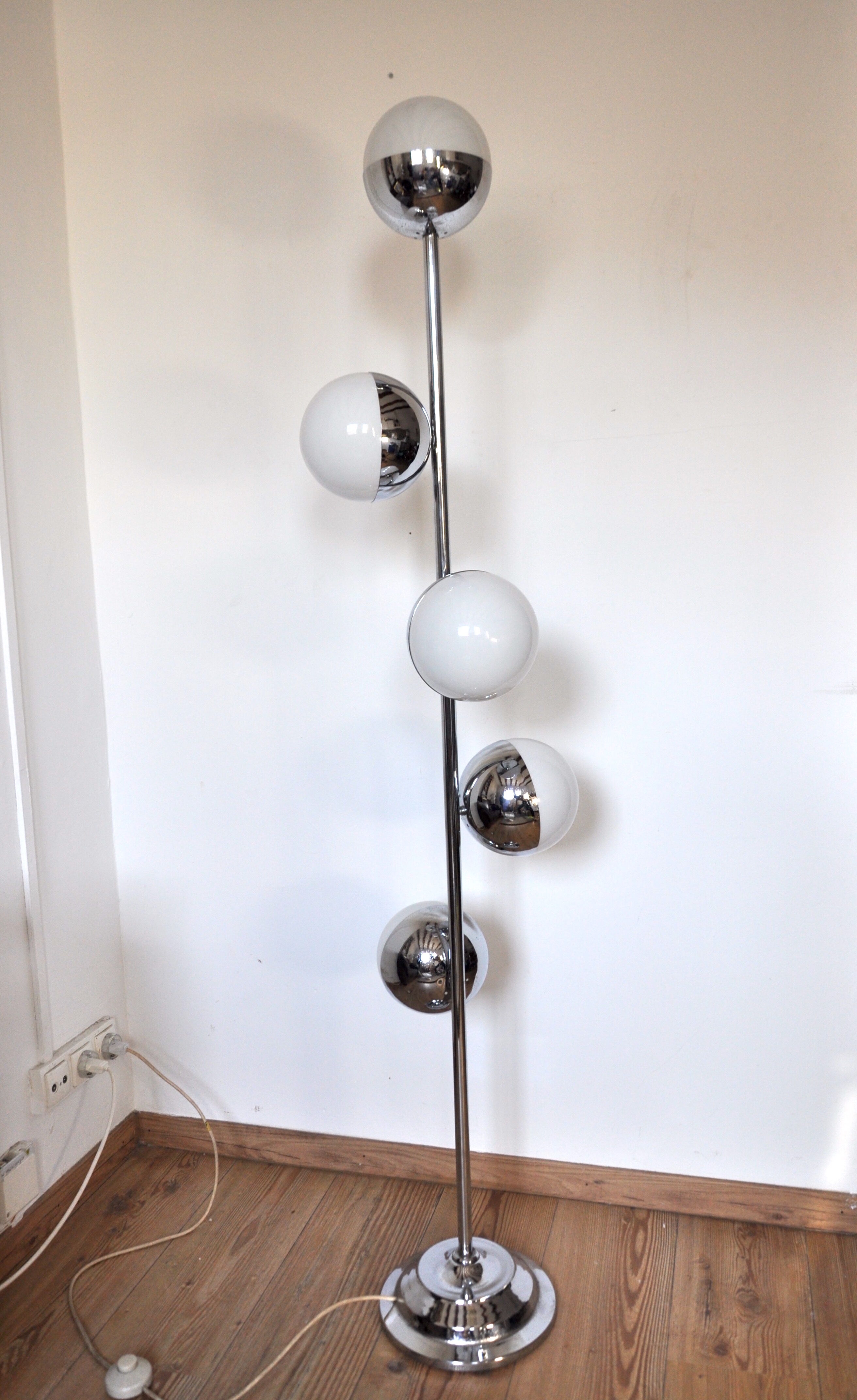 Lampadaire spirale chromé, design 70