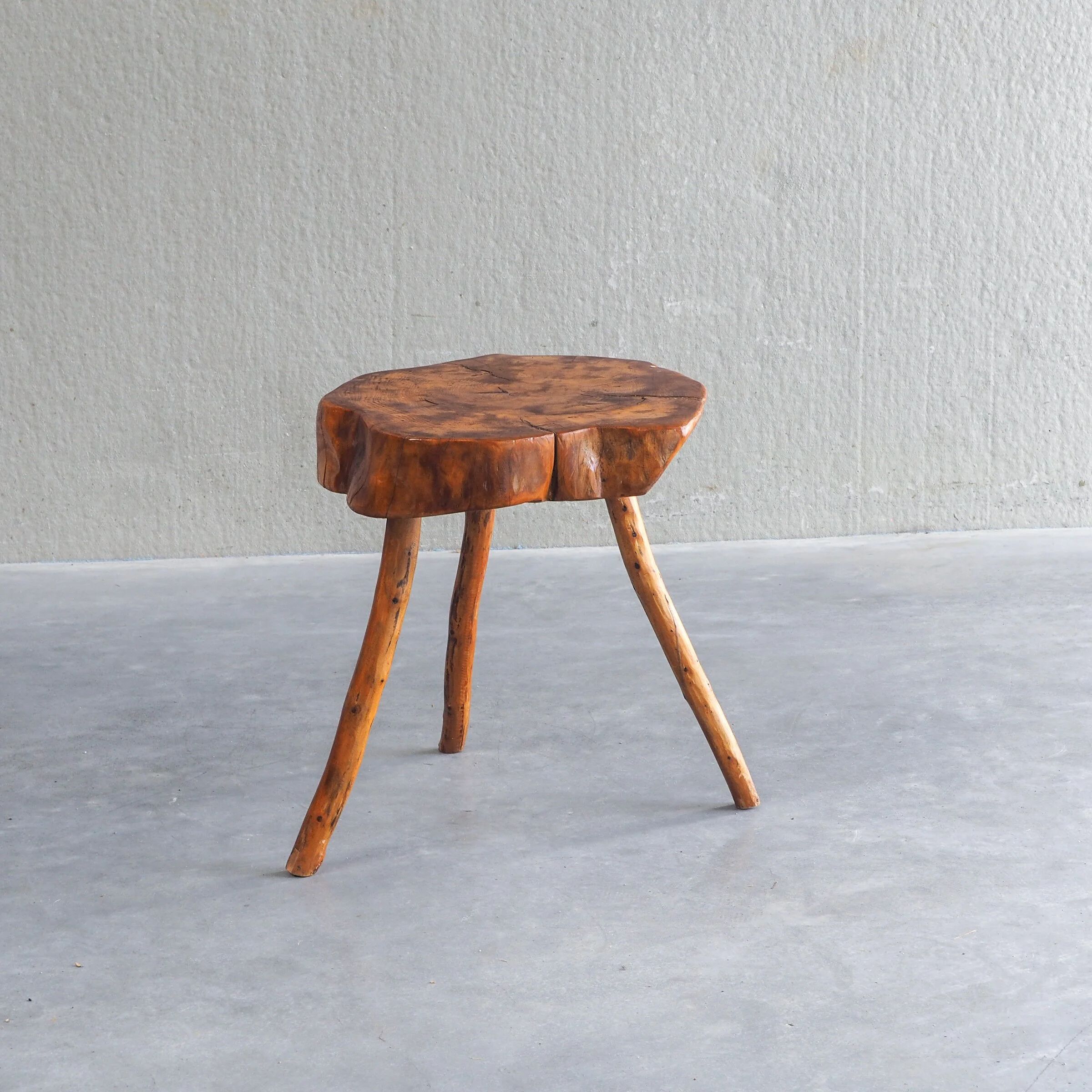 Table d'appoint en bois d'orme français vintage