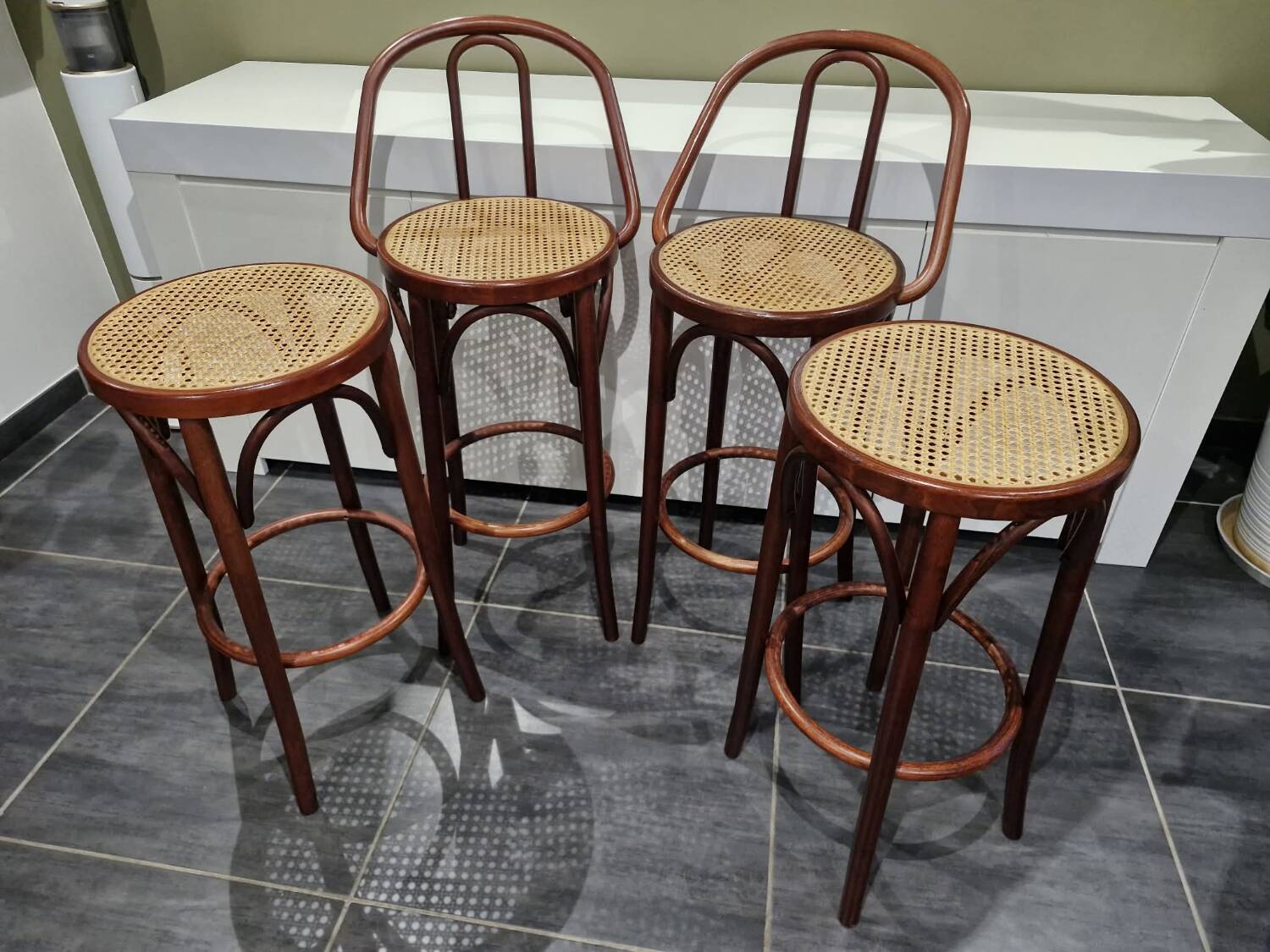 Lot de 4 tabourets de bistrot en cannage vintage