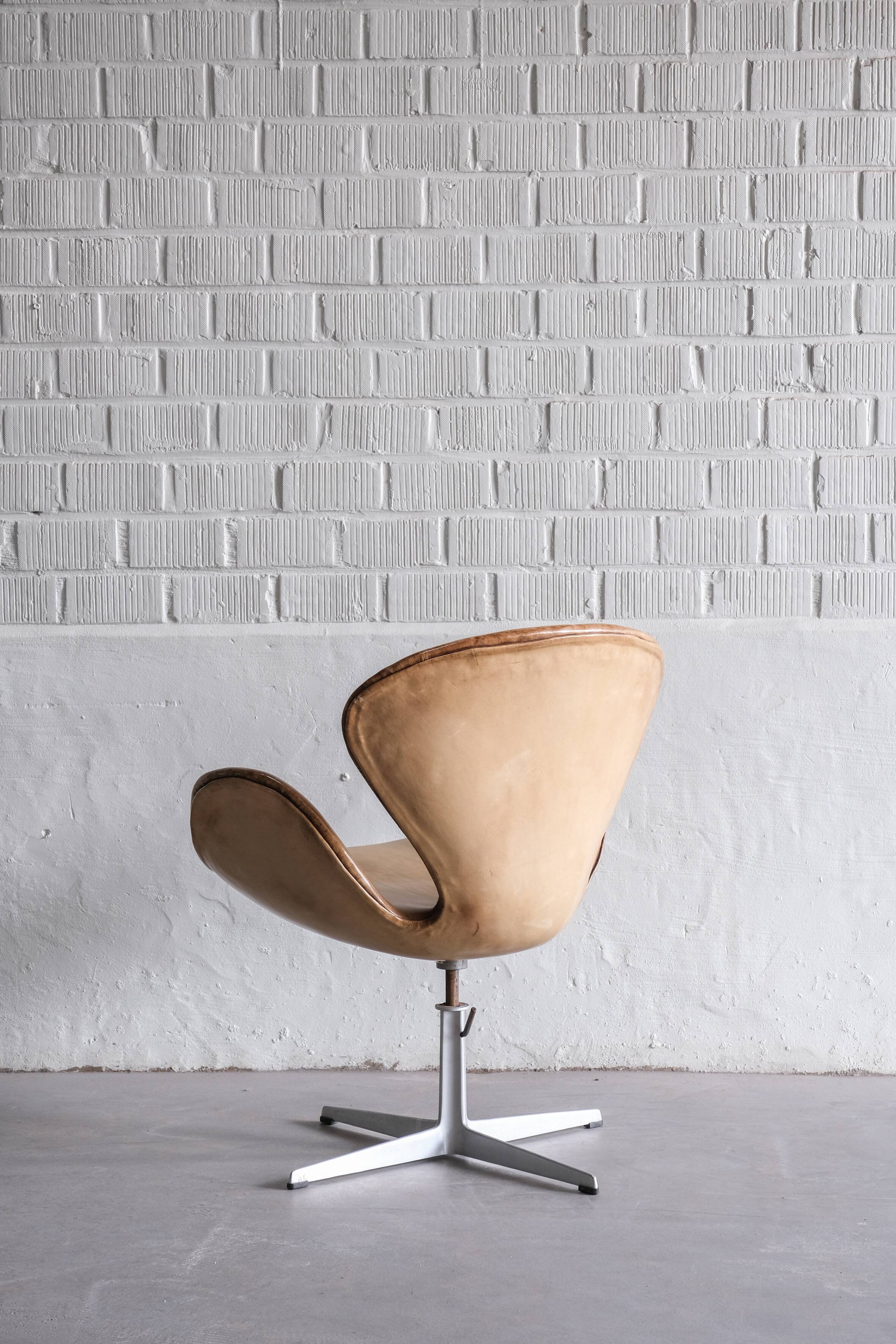 Swan chair by Arne Jacobsen 1971