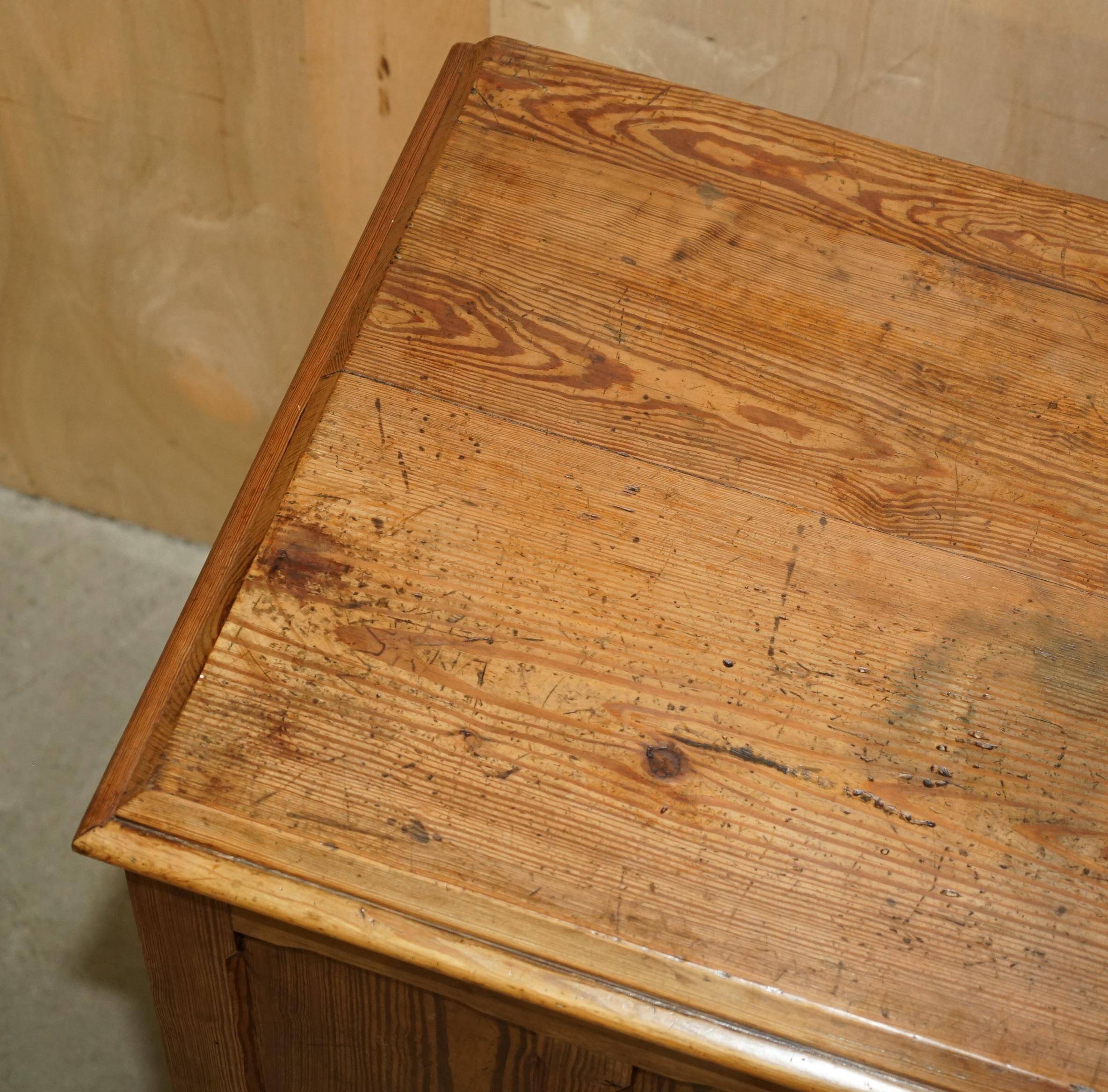 Buffet de gouvernante victorien antique en pin avec étagère coulissante