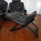 Paire de fauteuils et reposes pieds scandinaves