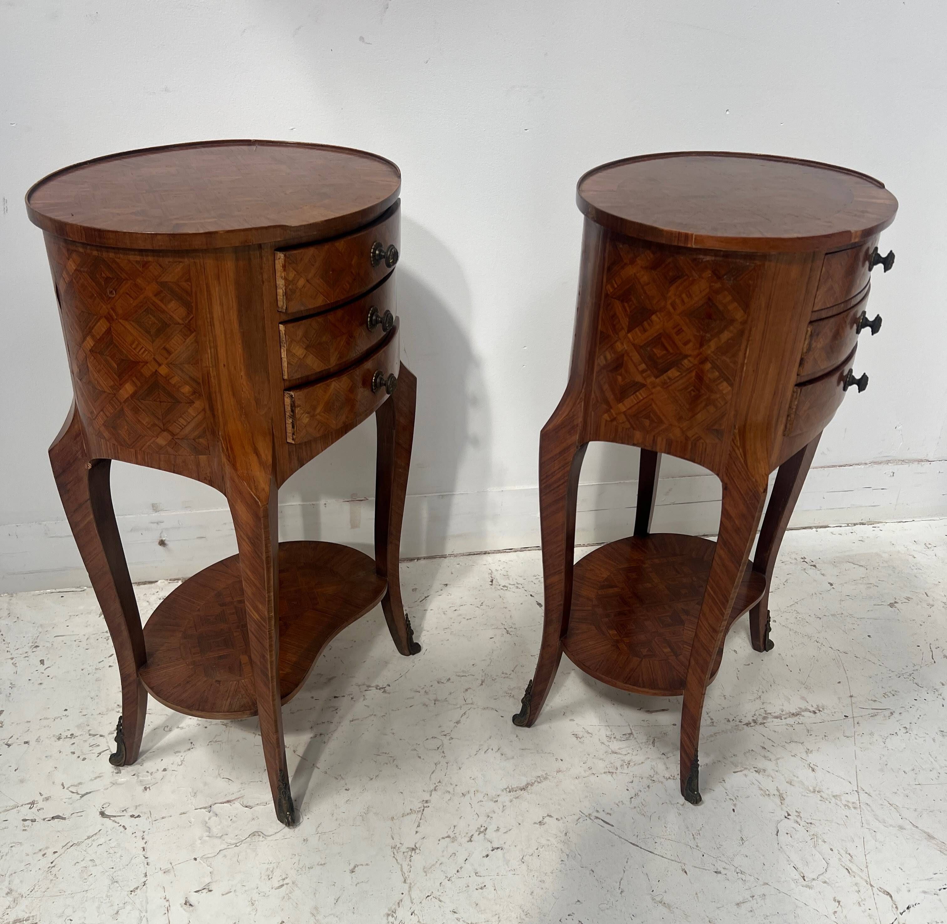 Pair of small kidney-shaped commodes in marquetry veneer, 20th century.