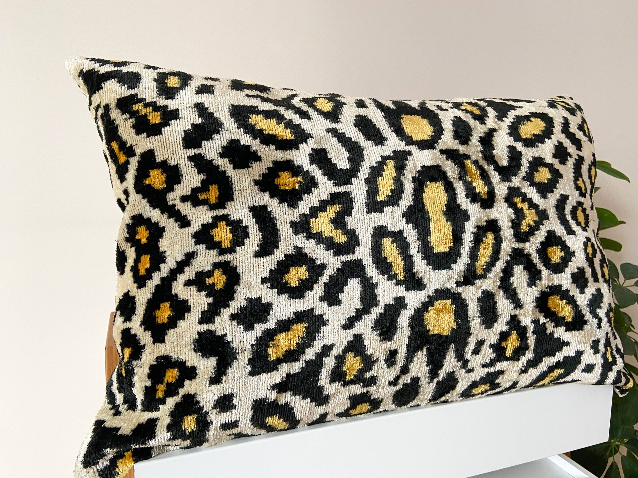 Coussin Ikat en velours panthère