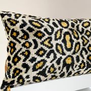 Coussin Ikat en velours panthère